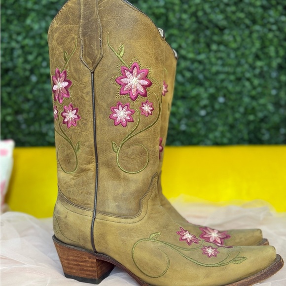 Circle G Embroidered Tan Cowboy Boots with Pink Flowers Snip Toe  NWOT Size 9.5 - Picture 3 of 16